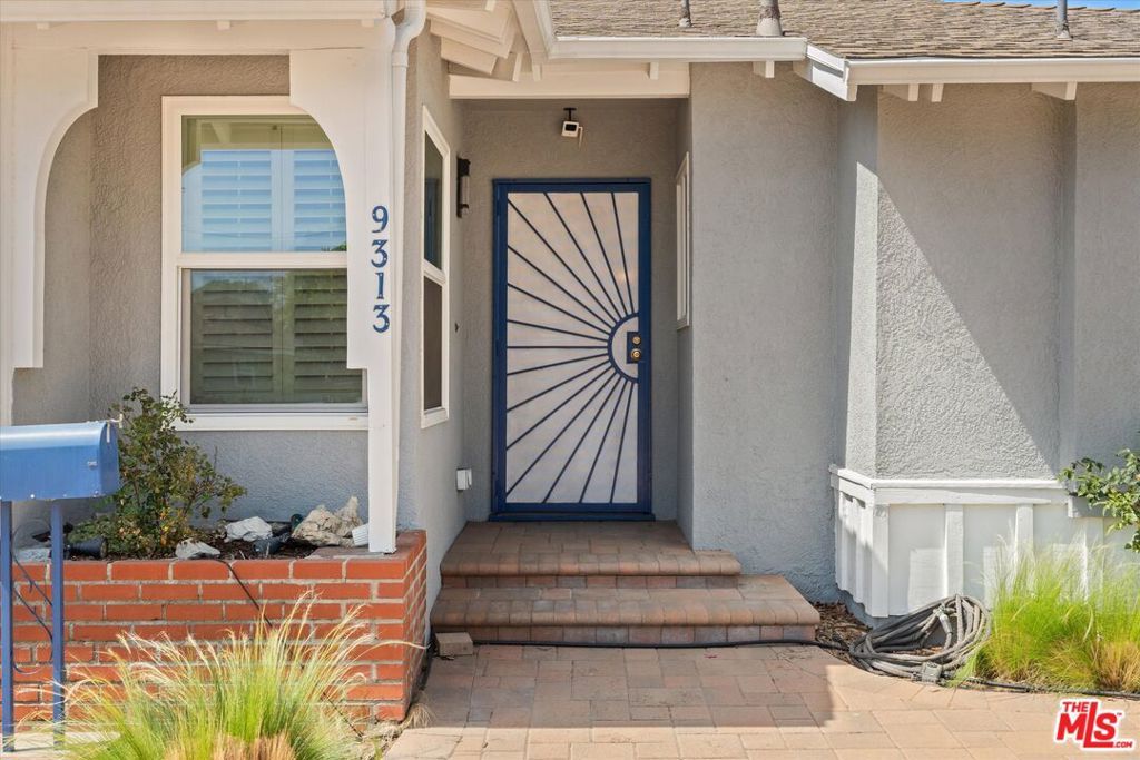 Image 3 of property listing at 9313 Hayvenhurst Avenue, North Hills, CA 91343