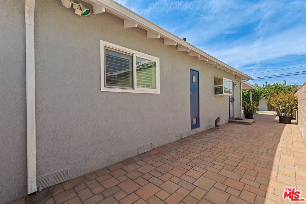 Image 30 of property listing at 9313 Hayvenhurst Avenue, North Hills, CA 91343