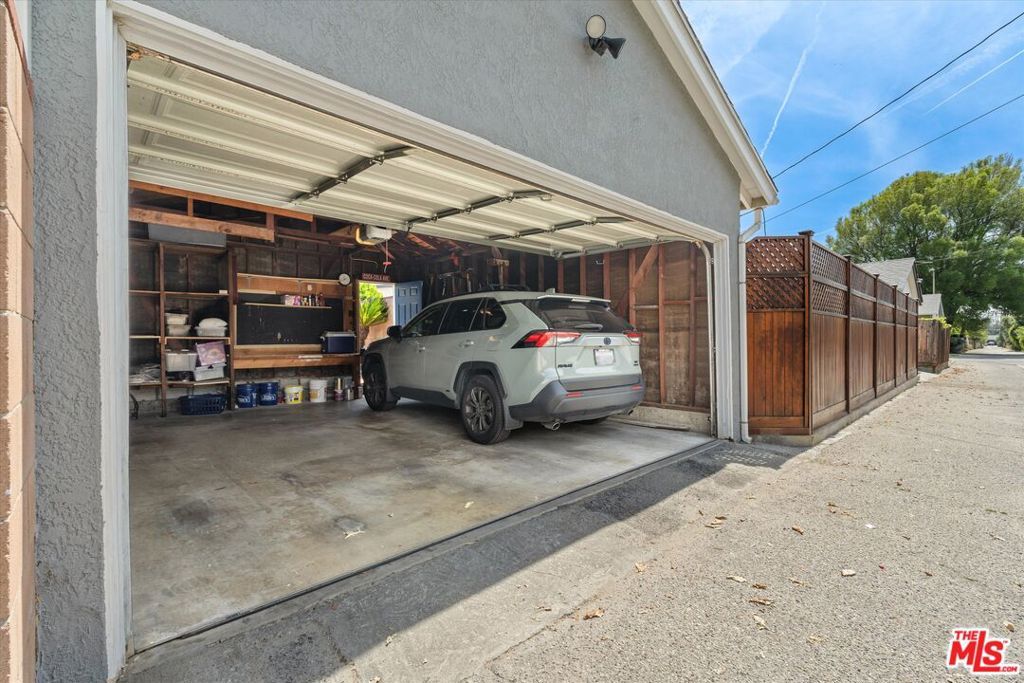 Image 31 of property listing at 9313 Hayvenhurst Avenue, North Hills, CA 91343