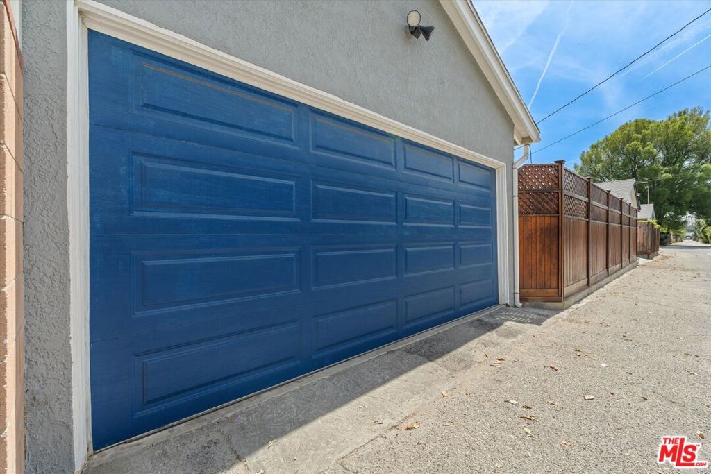 Image 32 of property listing at 9313 Hayvenhurst Avenue, North Hills, CA 91343