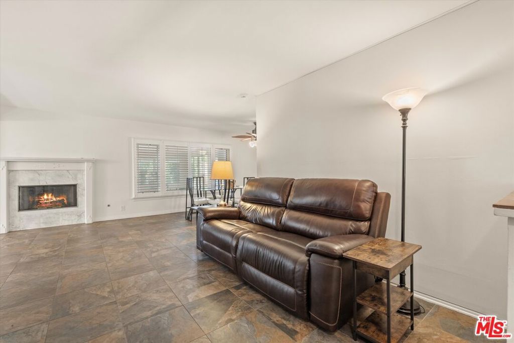 Image 5 of property listing at 9313 Hayvenhurst Avenue, North Hills, CA 91343