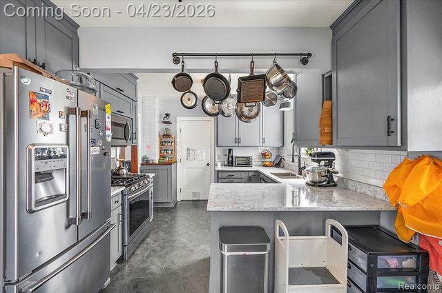 335 E Lawrence Avenue, Royal Oak, MI 48073