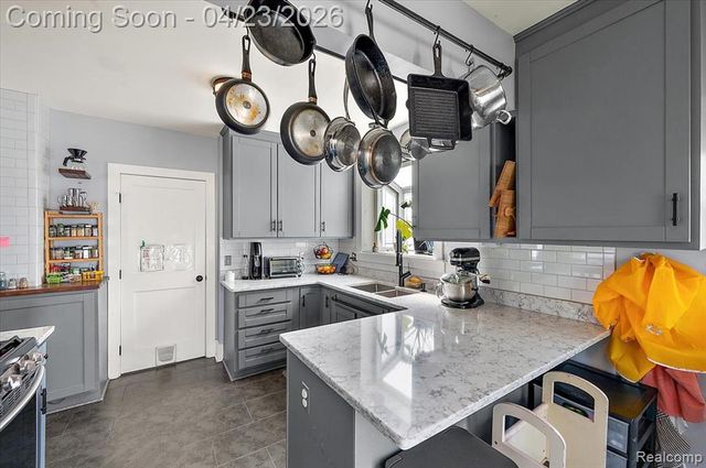 335 E Lawrence Avenue, Royal Oak, MI 48073