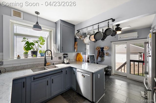 335 E Lawrence Avenue, Royal Oak, MI 48073