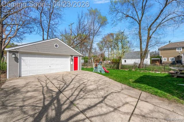 335 E Lawrence Avenue, Royal Oak, MI 48073