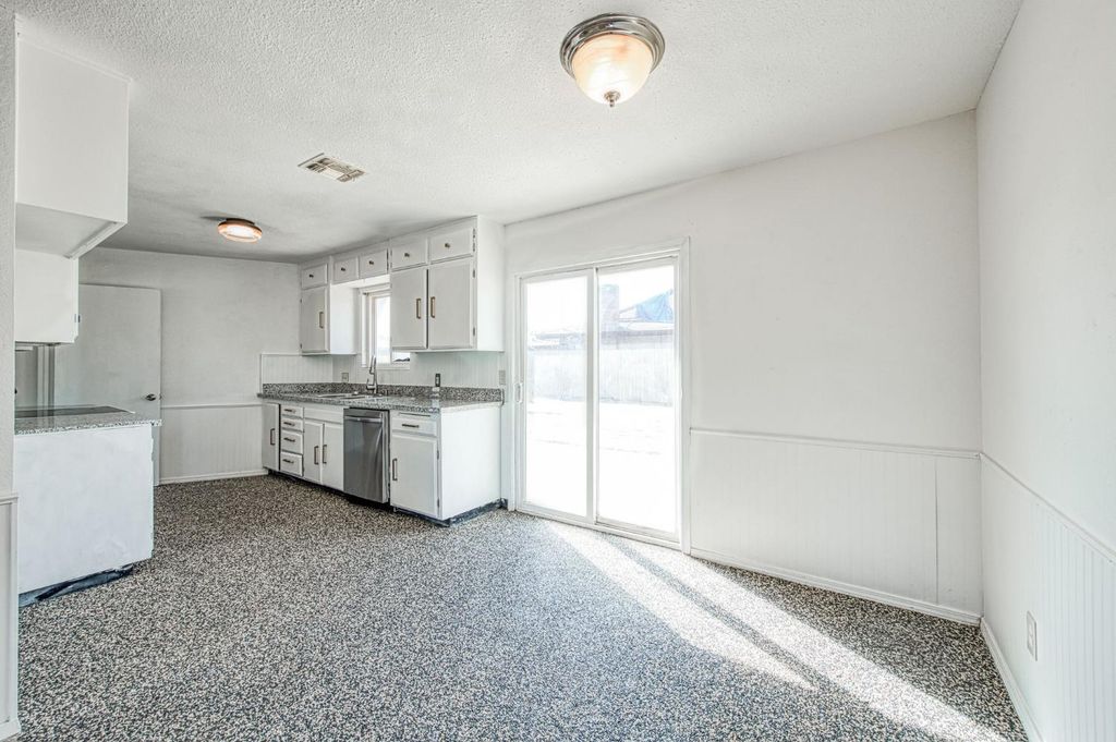 Image 11 of property listing at 2335 W Cornell Avenue, Fresno, CA 93705