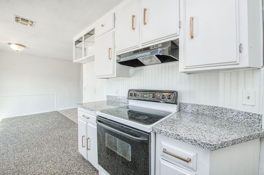 Image 15 of property listing at 2335 W Cornell Avenue, Fresno, CA 93705