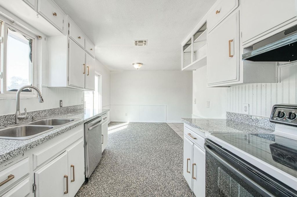 Image 16 of property listing at 2335 W Cornell Avenue, Fresno, CA 93705