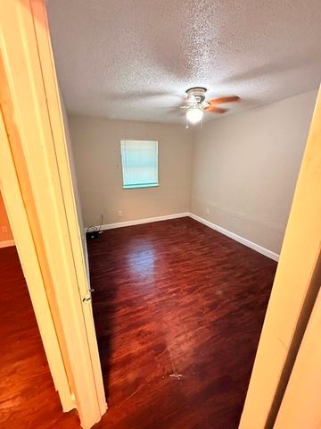 1037 E Tucker Street 102, Fort Worth, TX 76104