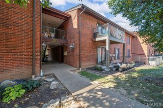 5569 Baronridge Drive 10, St Louis, MO 63129
