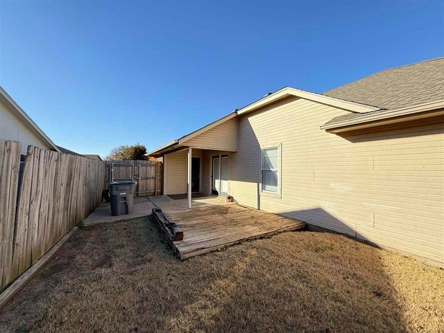 2404 SW 41st St, Lawton, OK 73505