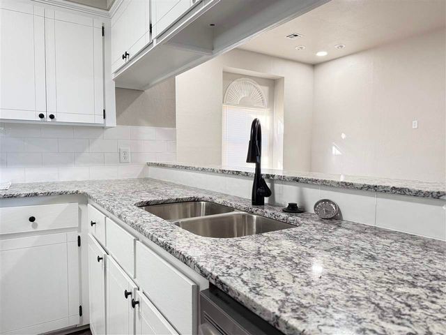 2404 SW 41st St, Lawton, OK 73505