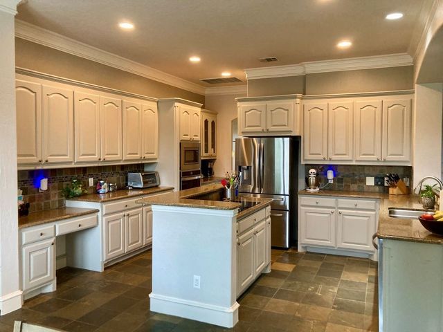 806 Cobblestone Court, Cedar Hill, TX 75104