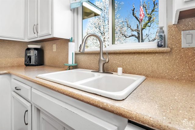 10115 Stenderup Avenue, Bakersfield, CA 93307