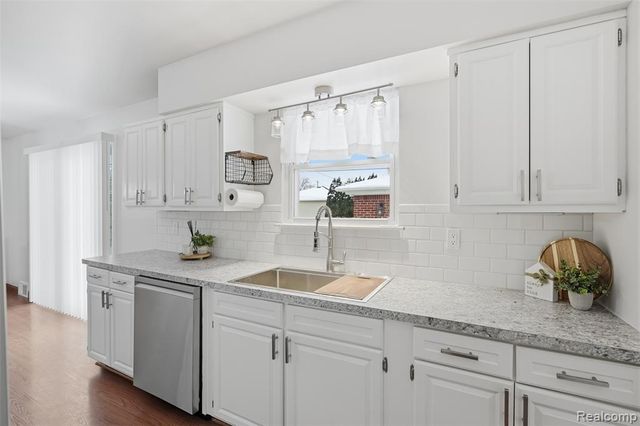 34044 Blackfoot Street, Westland, MI 48185