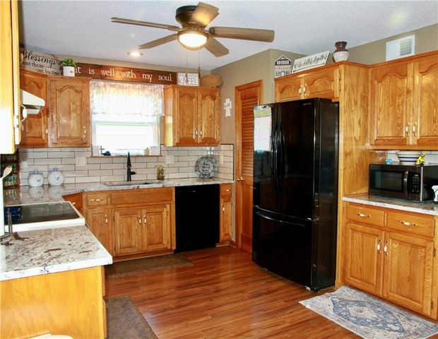 945 E Cottage Creek Drive, Gardner, KS 66030