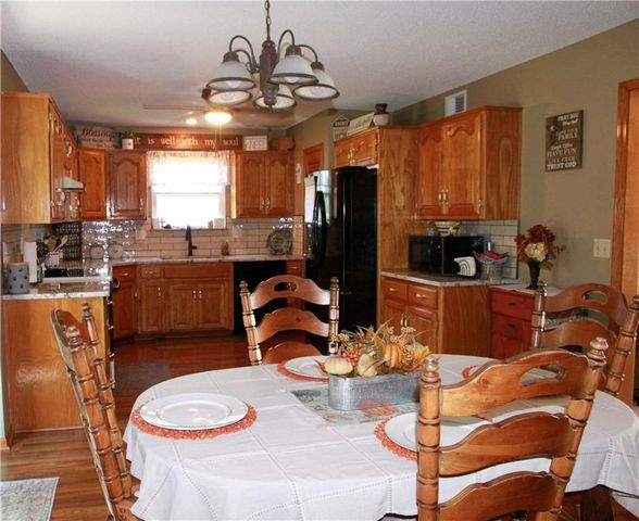 945 E Cottage Creek Drive, Gardner, KS 66030