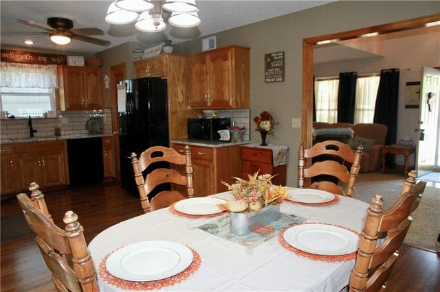 945 E Cottage Creek Drive, Gardner, KS 66030