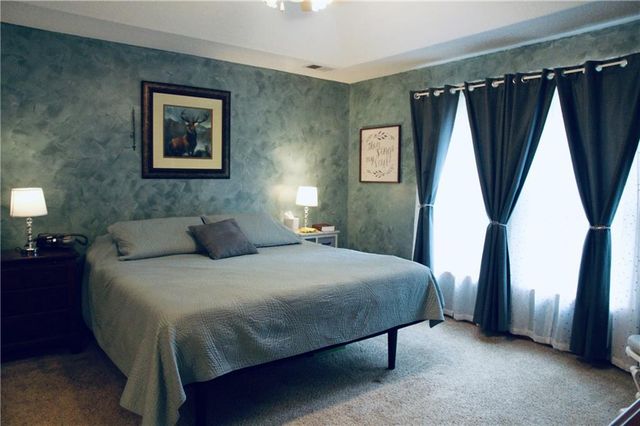 945 E Cottage Creek Drive, Gardner, KS 66030