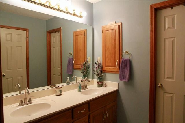 945 E Cottage Creek Drive, Gardner, KS 66030