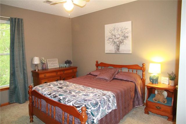 945 E Cottage Creek Drive, Gardner, KS 66030