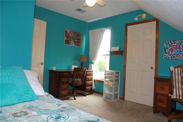 945 E Cottage Creek Drive, Gardner, KS 66030