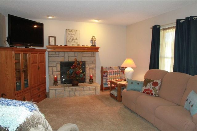 945 E Cottage Creek Drive, Gardner, KS 66030
