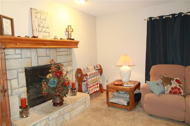 945 E Cottage Creek Drive, Gardner, KS 66030