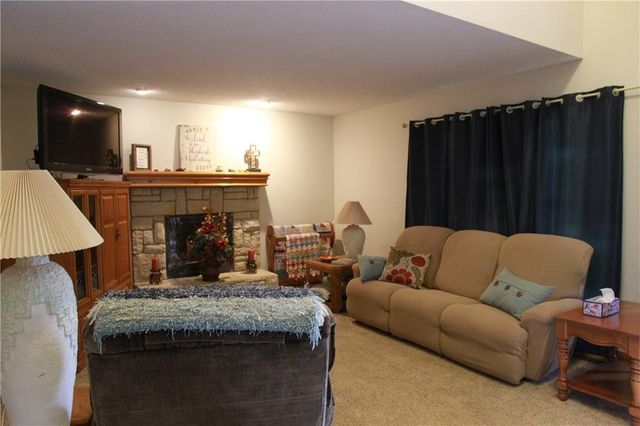 945 E Cottage Creek Drive, Gardner, KS 66030