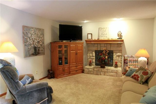 945 E Cottage Creek Drive, Gardner, KS 66030