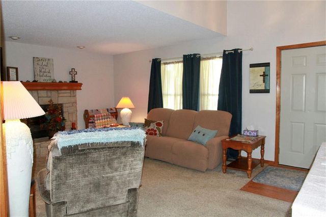 945 E Cottage Creek Drive, Gardner, KS 66030