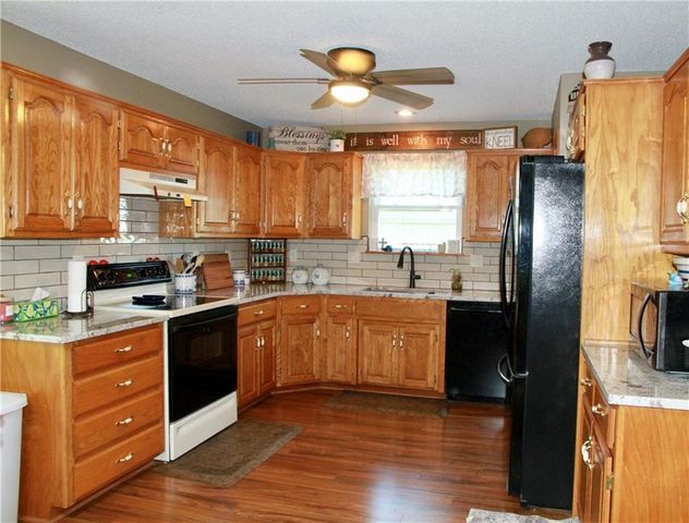 945 E Cottage Creek Drive, Gardner, KS 66030