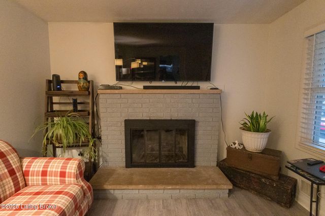 8004 Canna Dr, Louisville, KY 40258