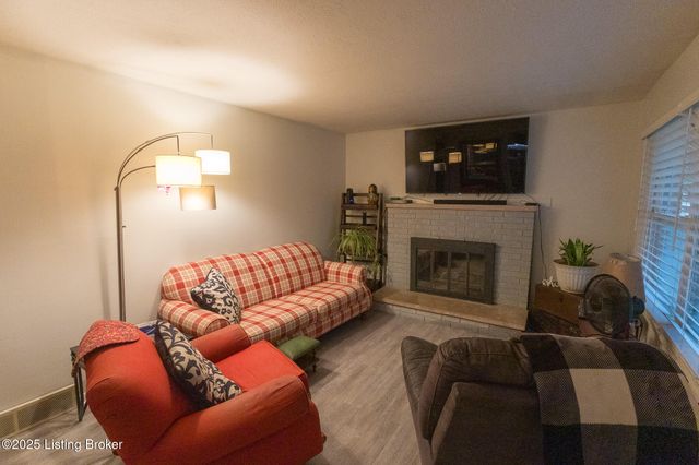 8004 Canna Dr, Louisville, KY 40258