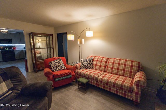 8004 Canna Dr, Louisville, KY 40258