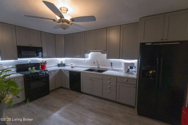 8004 Canna Dr, Louisville, KY 40258