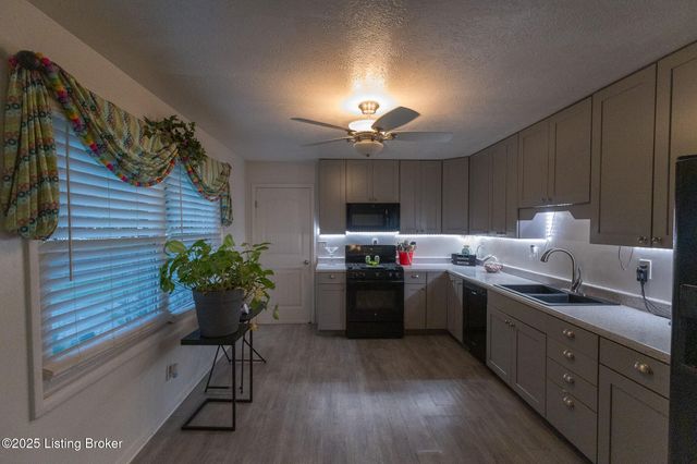 8004 Canna Dr, Louisville, KY 40258