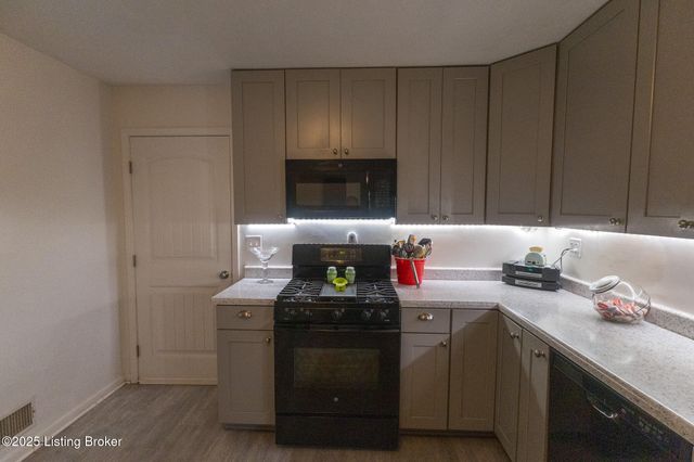 8004 Canna Dr, Louisville, KY 40258