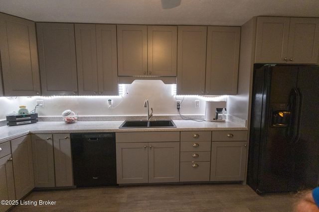 8004 Canna Dr, Louisville, KY 40258