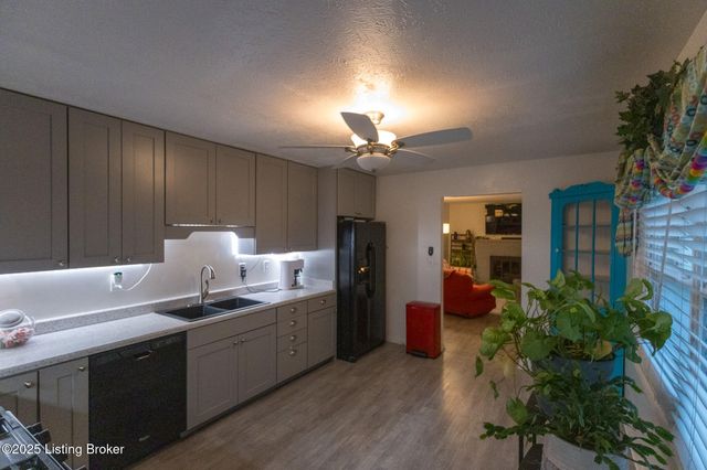 8004 Canna Dr, Louisville, KY 40258