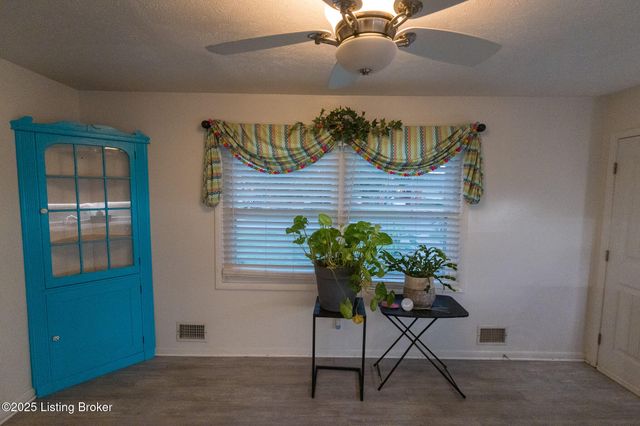 8004 Canna Dr, Louisville, KY 40258