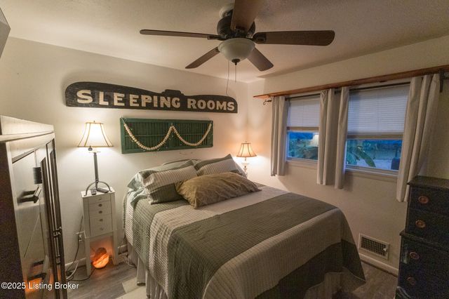 8004 Canna Dr, Louisville, KY 40258