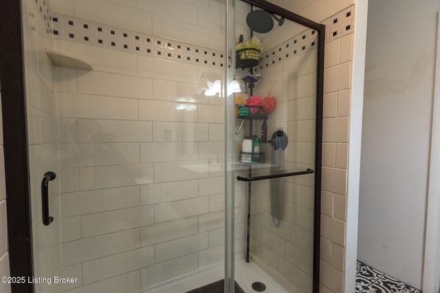 8004 Canna Dr, Louisville, KY 40258