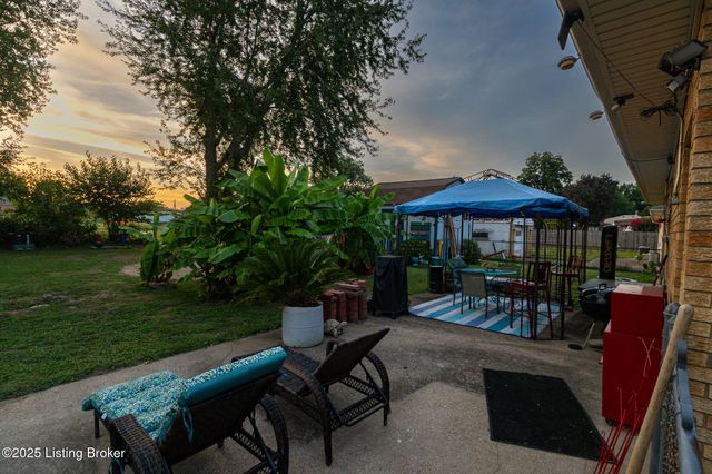 8004 Canna Dr, Louisville, KY 40258