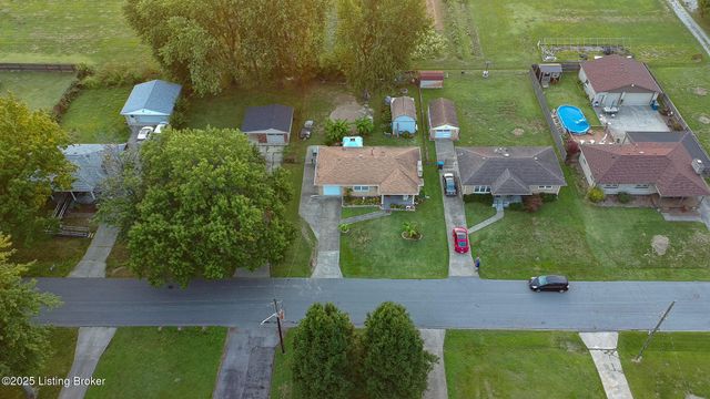 8004 Canna Dr, Louisville, KY 40258