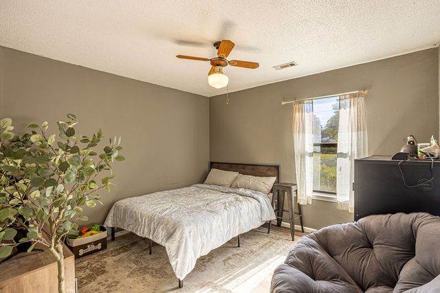 1178 Meadowlake Dr, Ozark, AL 36360