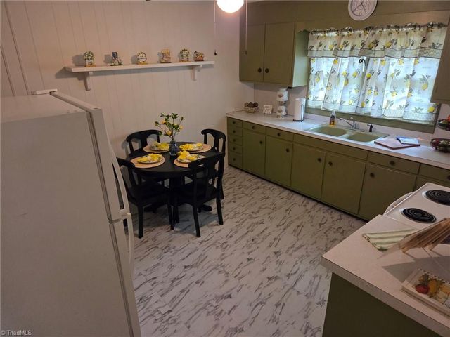 999 Ben Lee Road, Thomasville, NC 27360