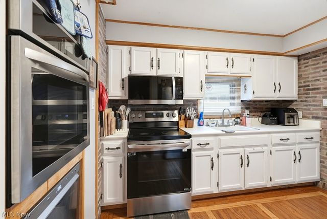2390 Roth Drive, Cuyahoga Falls, OH 44221