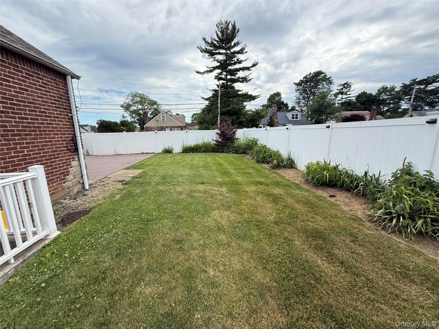 730 Cottage St, Uniondale, NY 11553