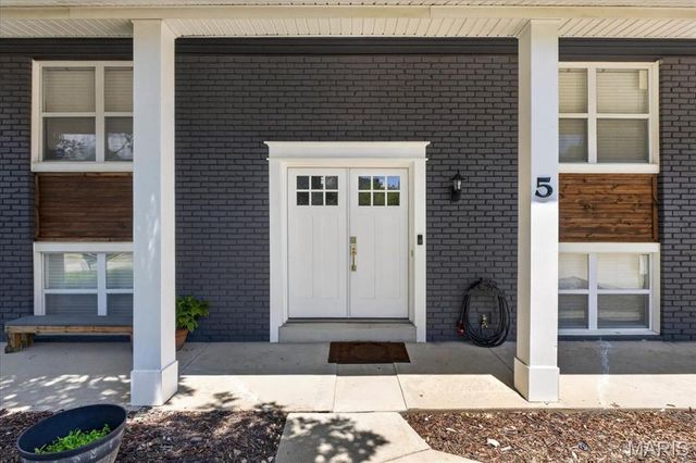 5 Golden Oak Court, Twin Oaks, MO 63088